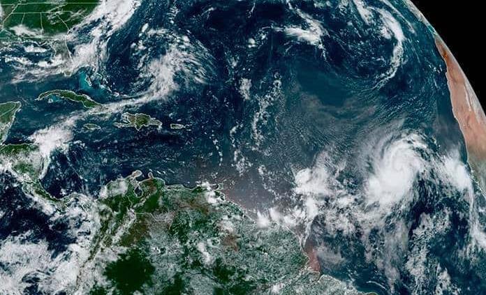 Aumenta potencia de huracán Larry y amenaza con corrientes de resaca a costas de EEUU