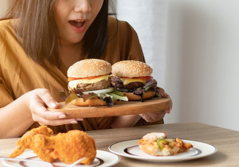 Por qué comer en exceso no sería la principal causa de la obesidad