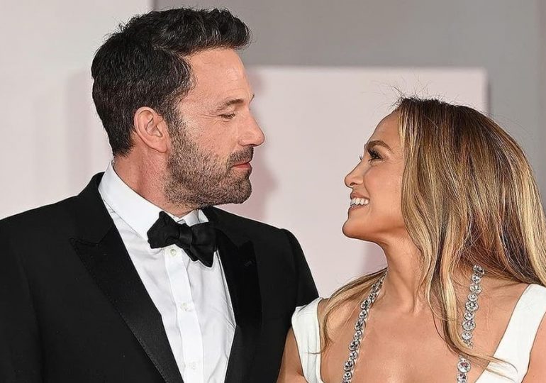 JLo y Ben Afleck posan juntos en alfombra roja de festival de cine en Venecia