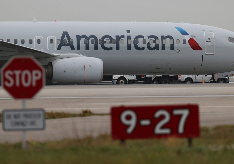 Hombre abre puerta de emergencia del avión y salta sobre el ala, en aeropuerto de Miami