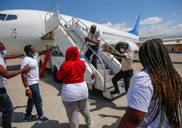 Caos en pista de aeropuerto de Haití después de deportación de migrantes de Estados Unidos