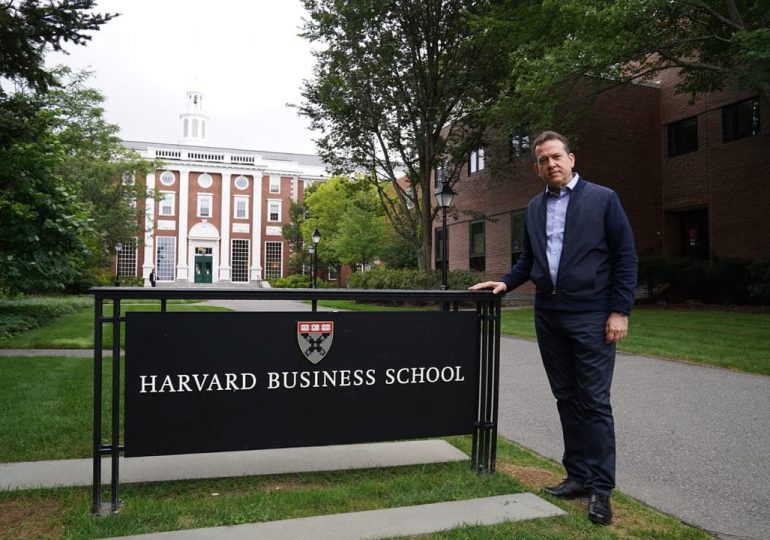 Ito Bisonó visita laboratorio de innovación de Harvard