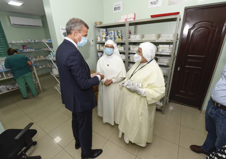 Hospiten dona medicamentos a las religiosas Siervas de María en beneficio de más de 900 pacientes