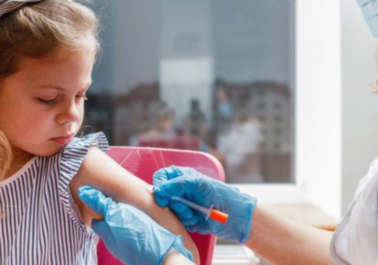 Salud Pública dice espera evidencia científica para saber si vacunar a niños