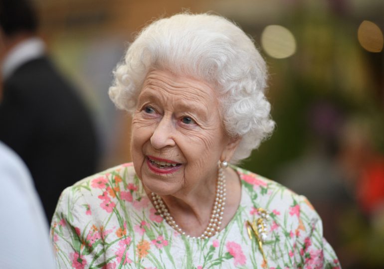 La reina Isabel II "guarda reposo" por consejo médico