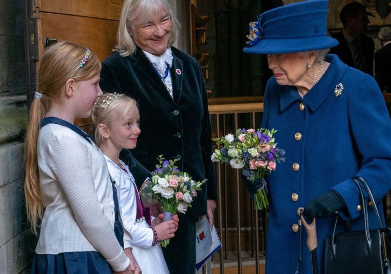 La reina Isabel II fue vista en público con un bastón por primera vez