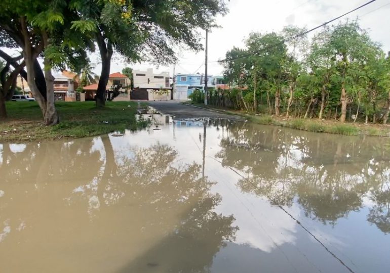 VIDEO | Bautizan charco de agua con el nombre “Río Manuel Jimenez” en Prados del Cachón de SDE