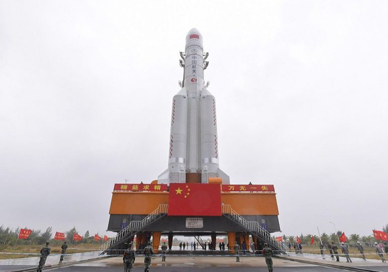 China lanza su misión espacial tripulada más larga