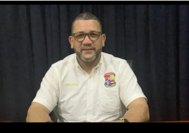 Vídeo| Alcalde de Villa Altagracia amenaza con agredir a pastor que lo llamó "charlatán"