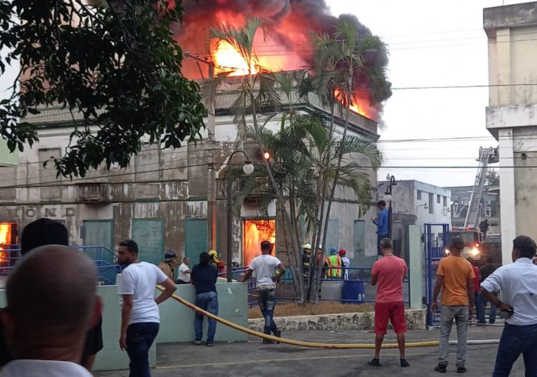 Vídeo| Se incendia tienda de tejidos "Casa Mora" en La Vega