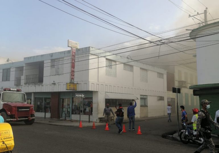 Mueren tres de los bomberos que sofocaban fuego en tienda "Casa Mora" de La Vega