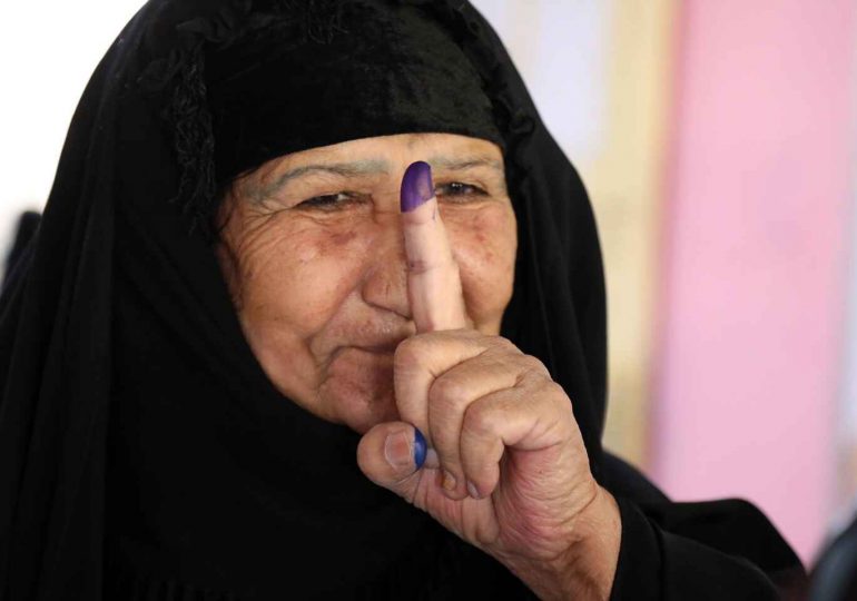 Iraquíes votan con la esperanza de que haya nuevos cambios