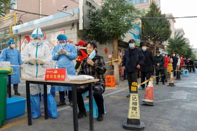 Varios rebrotes de covid-19 provocan confinamientos en China