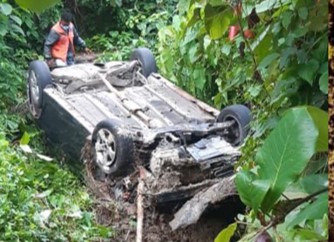Hombre sobrevive al volcarse auto que conducía en Puerto Plata