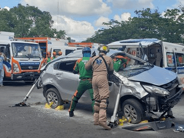 COMIPOL logran rescatar con vida a tres conductores atrapados en vehículos colisionados en carreteras