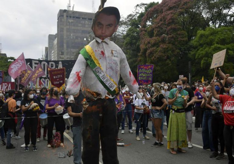 Decenas de miles de brasileños protestan para pedir "Fuera Bolsonaro"