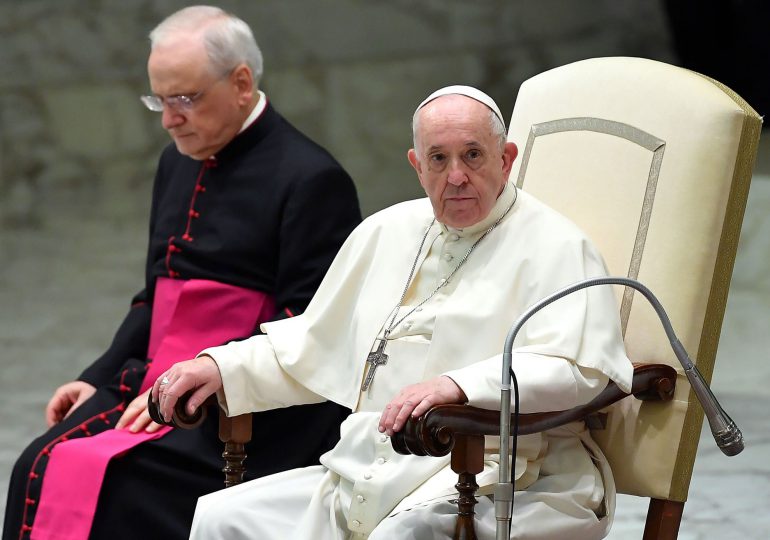 El papa expresa su "vergüenza" por los abusos sexuales en Francia y Macron pide "verdad y reparación"