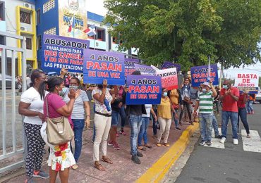 Ex empleados de Alcaldía Santo Domingo Norte reclaman pago de prestaciones