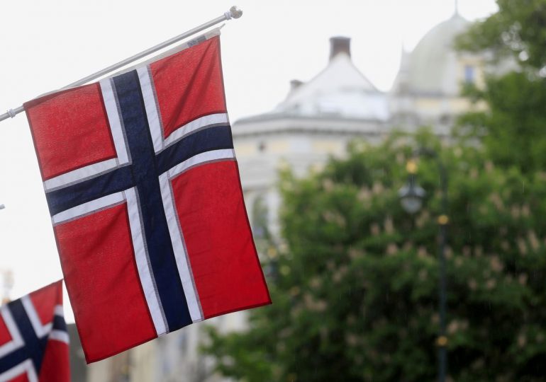 Hombre con arco y flechas mata a varias personas en Noruega y es detenido