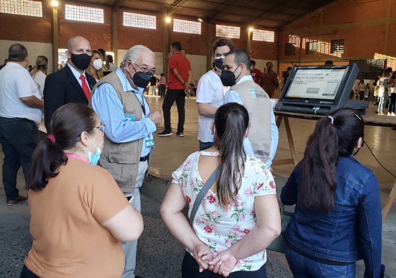 Juez del TSE inicia proceso de observación de elecciones municipales en Paraguay