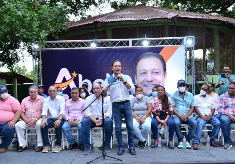 Abel Martínez critica gobierno de Abinader durante recorrido en Barahona