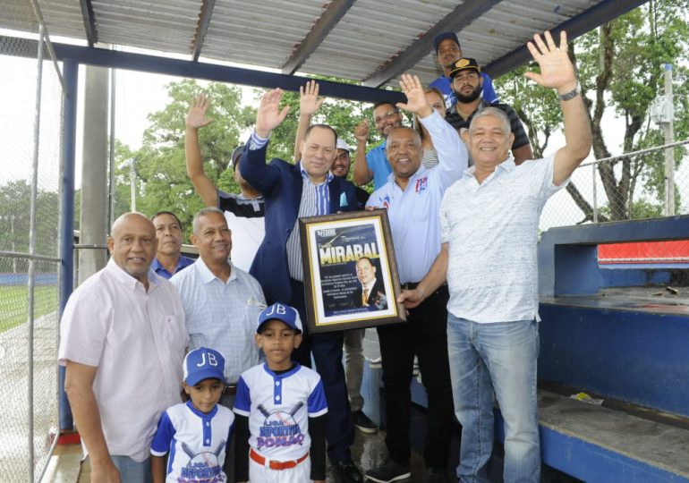 Federación de Béisbol reconoce la trayectoria del cronista Franklin Mirabal