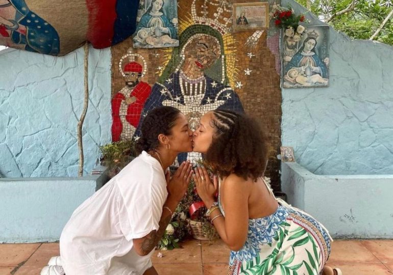 Jóvenes se besan en santuario de la virgen imitando a Tokischa