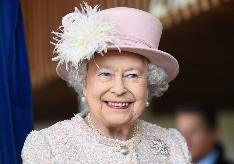 Joven de espíritu, reina Isabel II rechaza un premio para personas ancianas