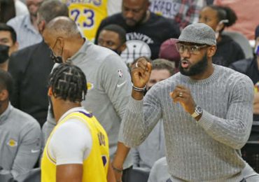 Lakers ganan a Spurs sin LeBron; Jokic se lesiona en derrota de Nuggets