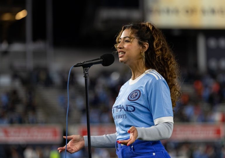 "La Cassandra" interpreta el himno de Estados Unidos en el Yankee Stadium