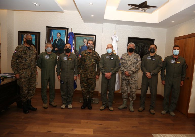 Ministro de Defensa se reúne con el Comandante de la Fuerza Aérea de Colombia