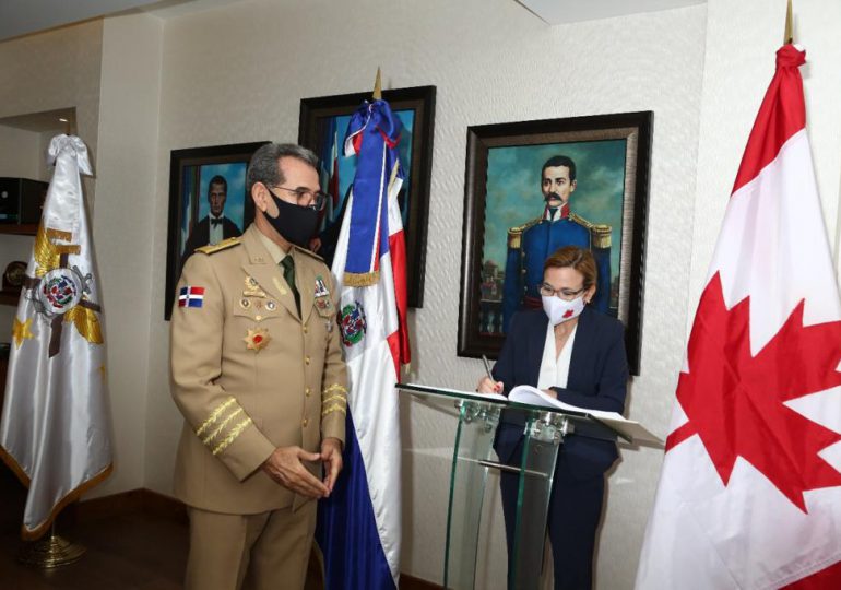 Ministro de Defensa recibe visita de Embajadora de Canadá en el país, tratan temas de interés