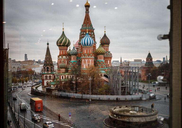 Moscú ordena cierre de servicios no esenciales en otro día récord de muertos de covid-19