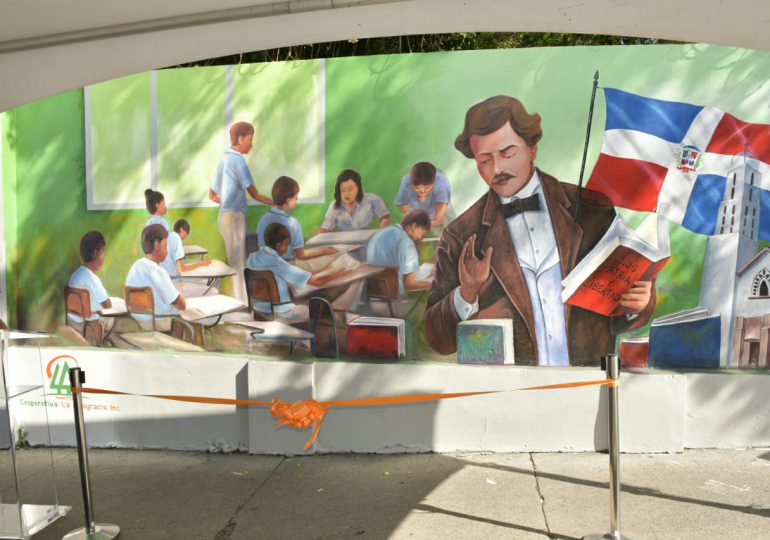 Plasman murales de arte público en liceo de Santiago