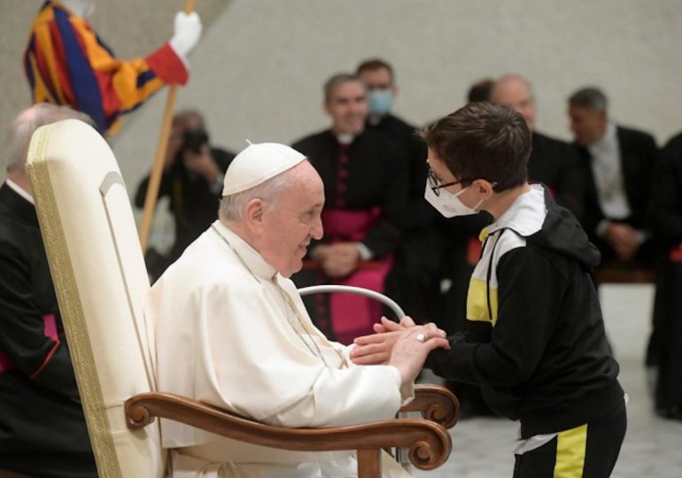 Niño pide el solideo al papa durante la audiencia general en el Vaticano