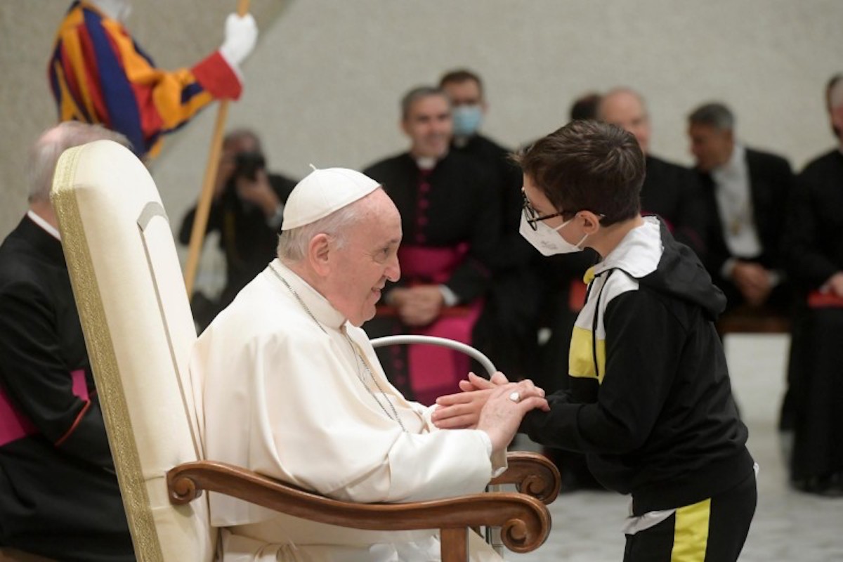 Niño pide el solideo al papa durante la audiencia general en el Vaticano |  RC Noticias