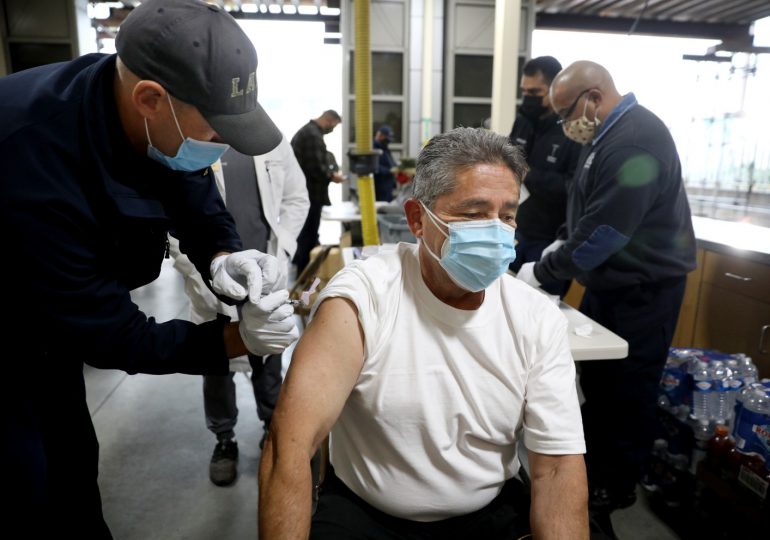 Nueva York obliga a policía y bomberos a vacunarse contra covid-19