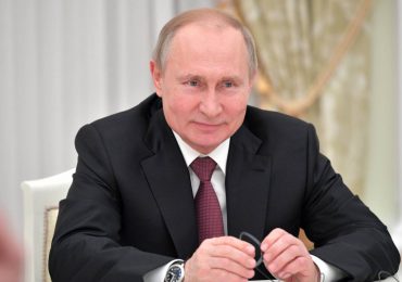 Putin envía a los rusos de vacaciones y los exhorta a vacunarse