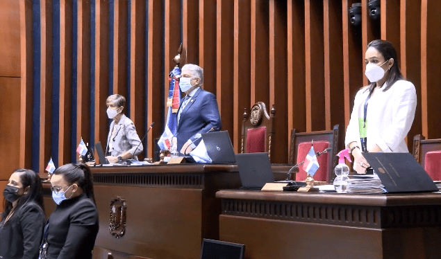 Senadores rinden un minuto de silencio por asesinato de Leslie Rosado