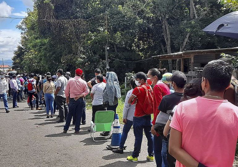 Nicaragüenses cruzan la frontera con Honduras para vacunarse contra covid-19