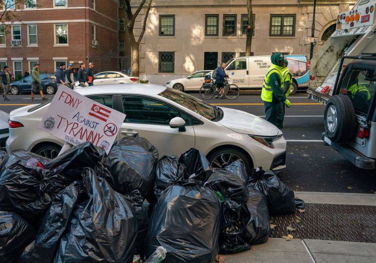 La basura se apila en Nueva York en protesta contra certificado de vacunación