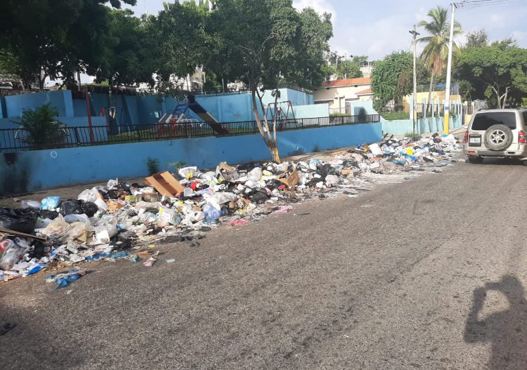 La basura arropa Simonico de Villa Duarte