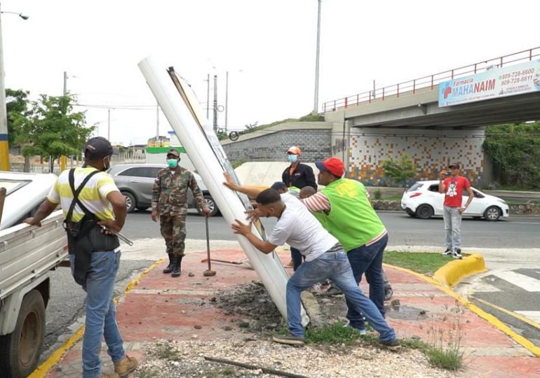 Ayuntamiento elimina vallas ilegales en distintas calles y avenidas de Santo Domingo Este