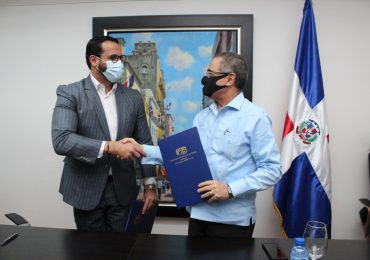 Pasaportes e INAGUJA firman acuerdo para confección de uniformes