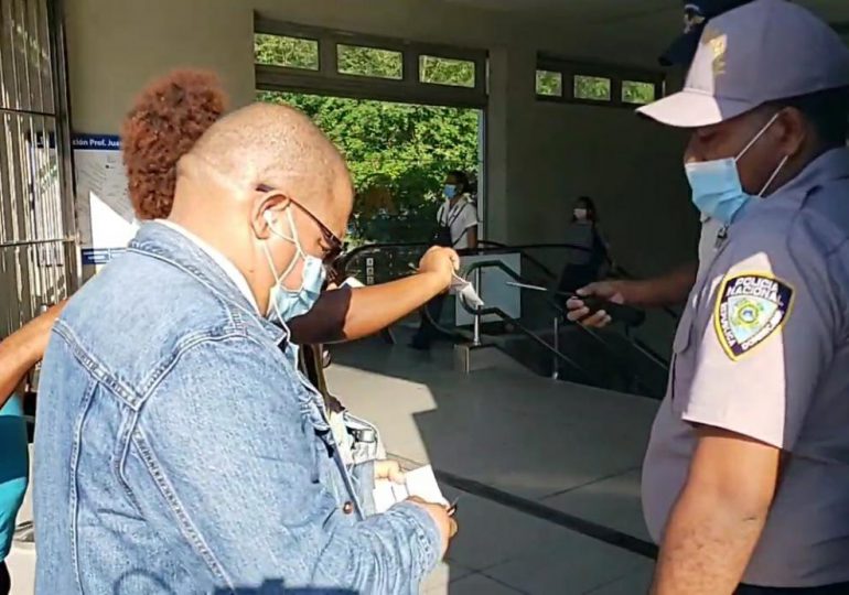 Impiden entrada a personas sin tarjeta de vacunación en el Metro de Santo Domingo