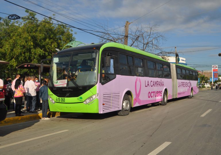 OMSA se suma a la lucha contra el cáncer de mama; reparte lazos rosas en parada de autobuses