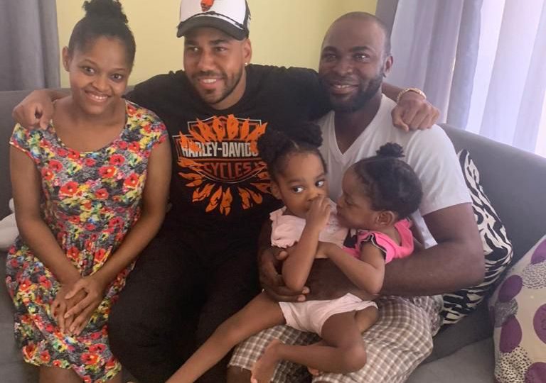 Romeo Santos realiza visita en San Cristóbal a padres de niñas siameses que necesitan ayuda