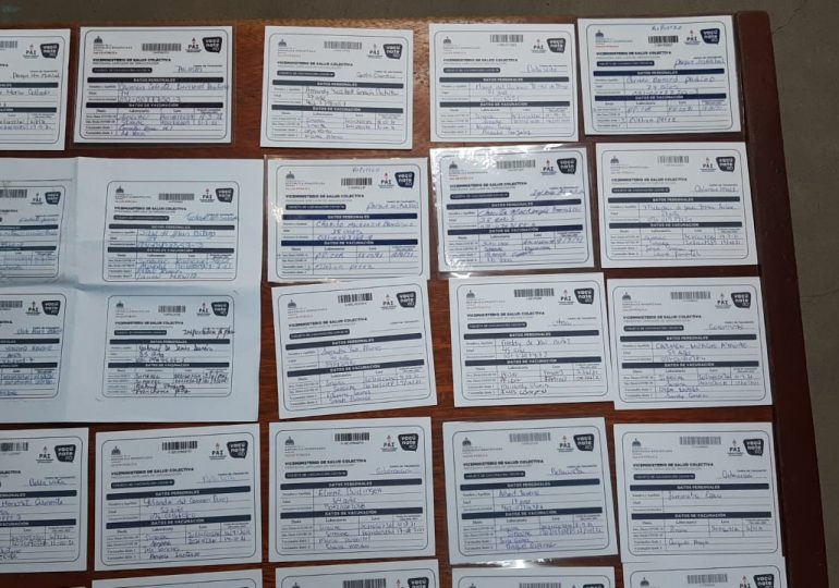 Autoridades desmantelan centro de falsificaciones de tarjetas de vacunación covid-19 en Cibao Central