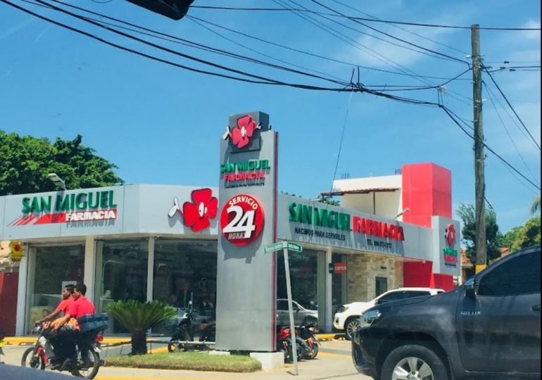 VIDEO | Vestidos de policías, hombres asaltan farmacia en La Vega