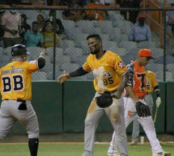 Águilas derrotan a los Toros y mantienen invicto